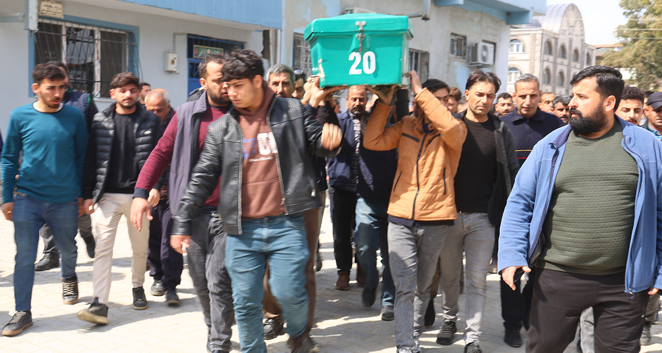 Hatay’ın Antakya ilçesinde dere kenarında oyun oynarken dereye düşüp ölen 4 yaşındaki Abdullah Bayrakdar’ın cenazesi, kılınan namazın ardından toprağa verildi. Oğlunu kendi elleriyle toprağa veren acılı baba Eymen Bayrakdar, evladının ilk önce terliğini dere kenarında bulduğunu, ardından ekiplerin evladının cansız bedenini bulduğunu söyledi.