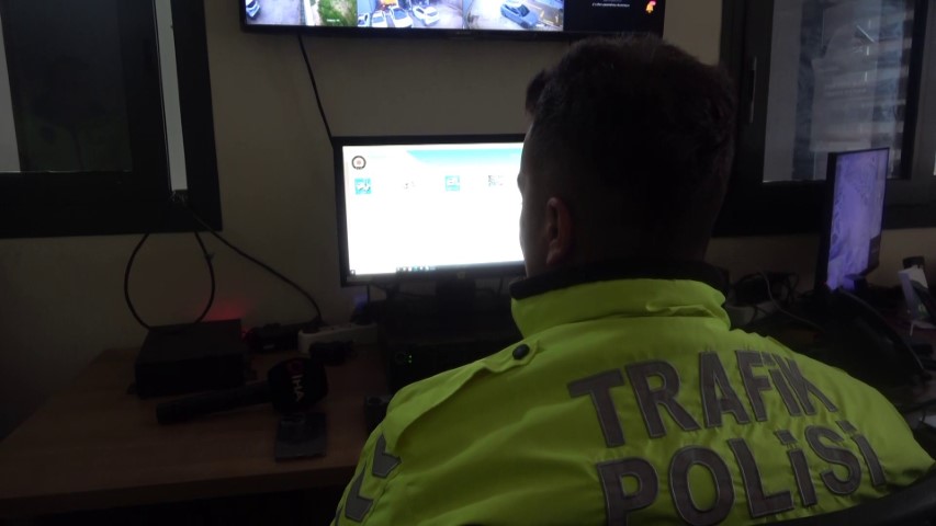 Bayram öncesi trafikte kırmızı ışık denetimi: Kural ihlali yapanlar kamerayla tespit edilip, telefonla arandı