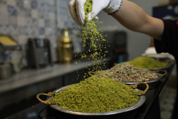 Uzmanından ‘ucuz tatlı’ uyarısı: Yer fıstığı ve kabak çekirdeğini fıstık diye satıyorlar