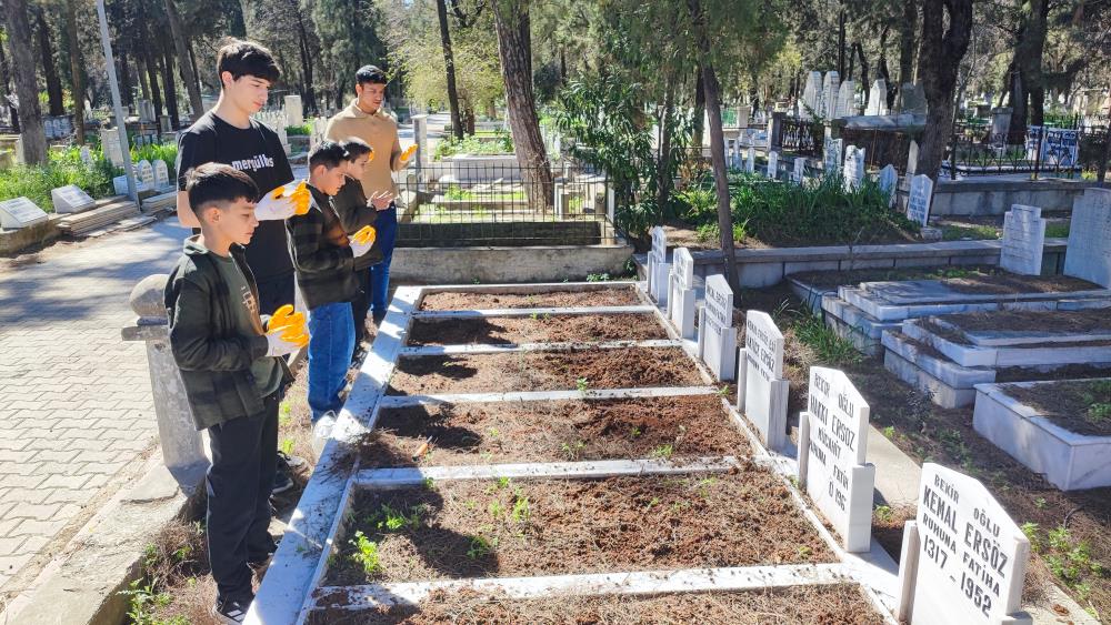 Anneannelerinin öğüdüyle başladılar, binlerce mezarı temizlediler