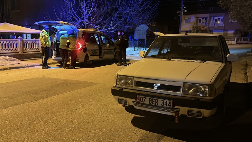 Üçüncü kez alkolden yakalanmamak için polisin üstüne araç sürüp kaçtı, yarım milyon lira ceza yedi