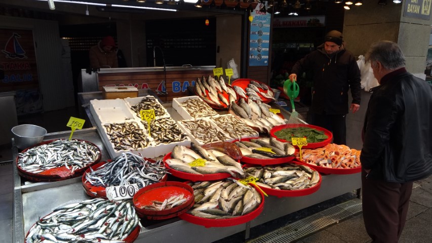 Bayram öncesi balık tezgahlarında bolluk