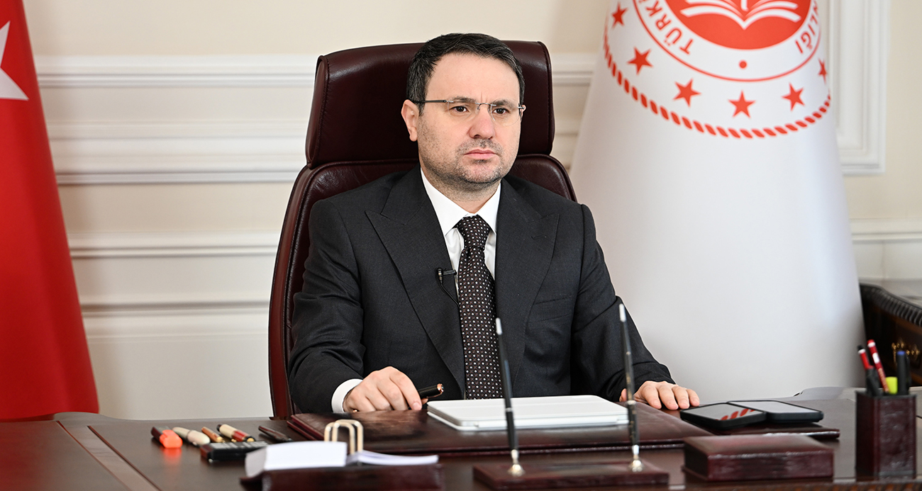 Adalet Bakanı Akın Gürlek, CHP Genel Başkanı Özgür Özel’in kendisinin üzerine kayıtlı taşınmazlar hakkındaki iddialarına ilişkin, "Belgeler kesinlikle sahte ve düzmece belgeler. Benim üzerime kayıtlı dört tane taşınmaz var. Güya bir ID numaraları falan vermiş ama ID numaralarında Akın Gürlek yazıyor mu? Yazmıyor. Yani Özgür Özel’in amacı burada asrın yolsuzluğu davasını perdelemek" dedi. 