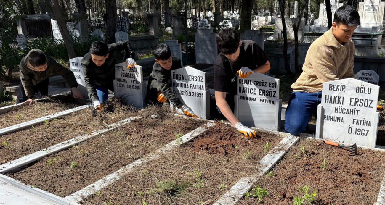 Anneannelerinin öğüdüyle başladılar, binlerce mezarı temizlediler