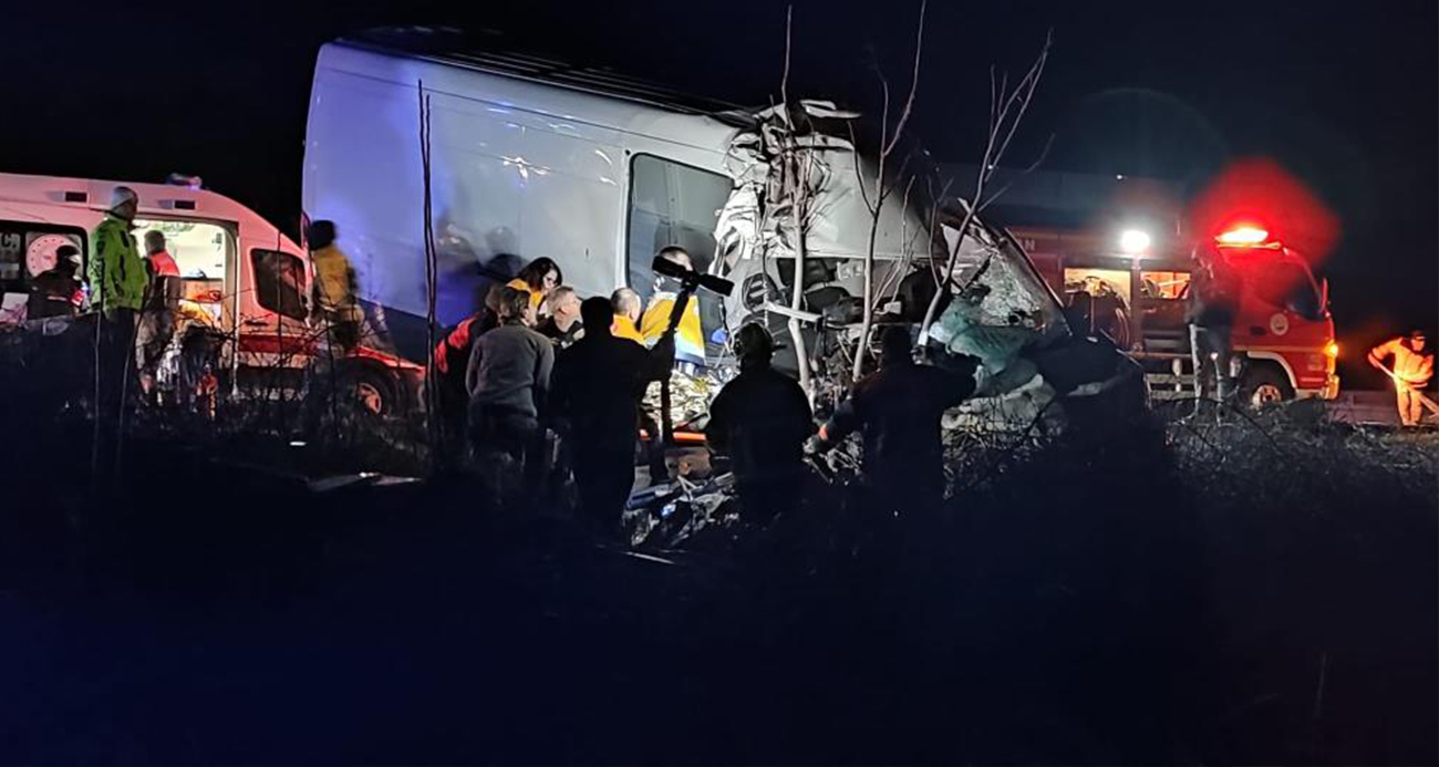 Edirne'nin Keşan ilçesinde meydana gelen trafik kazasında tırın dorsesine arkadan çarpan kamyonetteki 2 kişi hayatını kaybetti, 1 kişi de yaralandı.