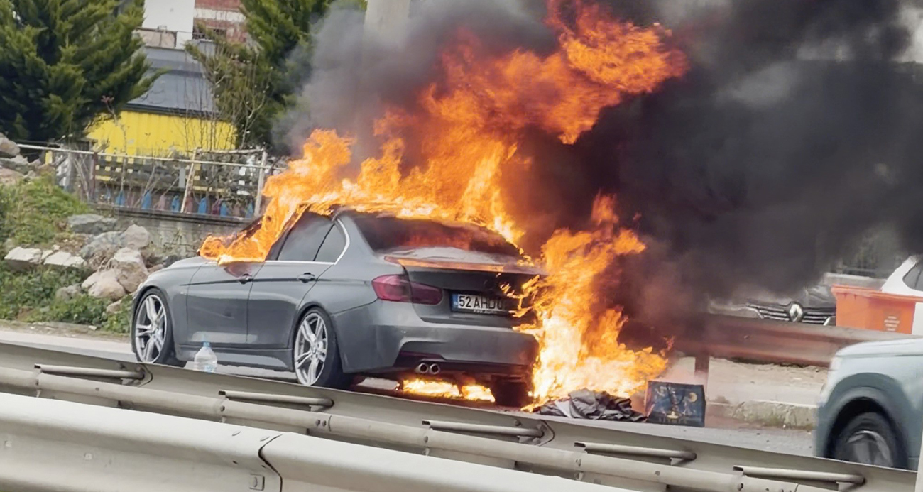 Ordu’nun Fatsa ilçesinde seyir halindeyken alev alan lüks otomobil, kullanılamaz hale geldi.