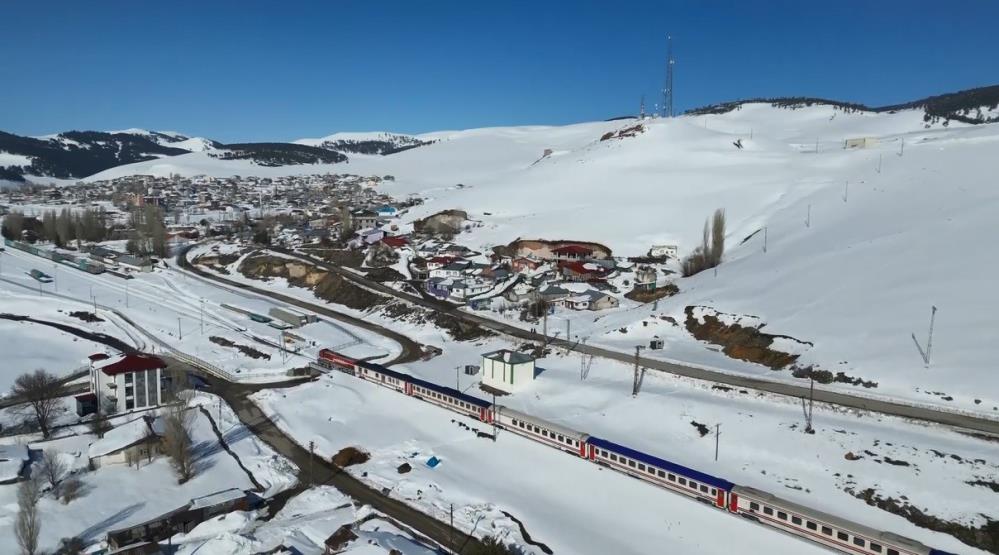 Kars’ta Doğu Ekspresi’ne yoğun ilgi: Vatandaşlar bayram tatili için masalsı yolculuğu tercih ediyor