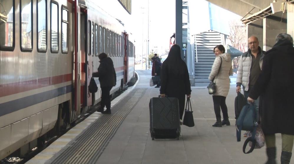 Kars’ta Doğu Ekspresi’ne yoğun ilgi: Vatandaşlar bayram tatili için masalsı yolculuğu tercih ediyor