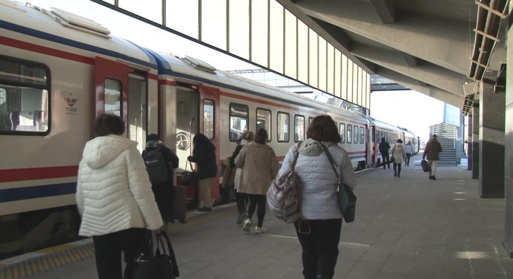 Kars’ta Doğu Ekspresi’ne yoğun ilgi: Vatandaşlar bayram tatili için masalsı yolculuğu tercih ediyor