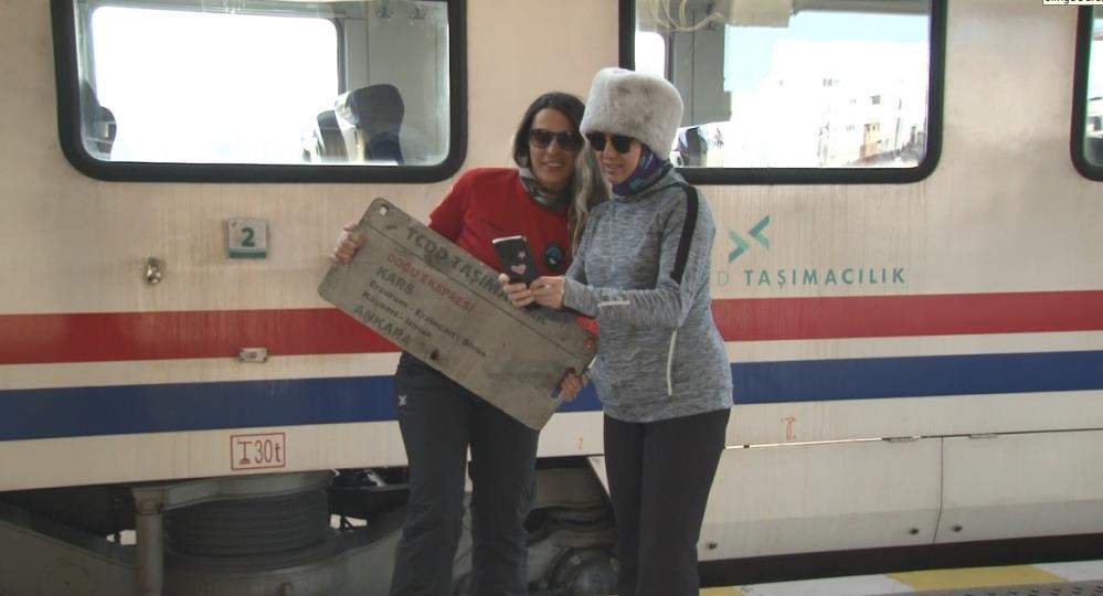 Kars’ta Doğu Ekspresi’ne yoğun ilgi: Vatandaşlar bayram tatili için masalsı yolculuğu tercih ediyor