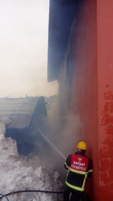 Şavşat’ta yangın: 1 ev, 2 ahır ve 2 ambar kül oldu