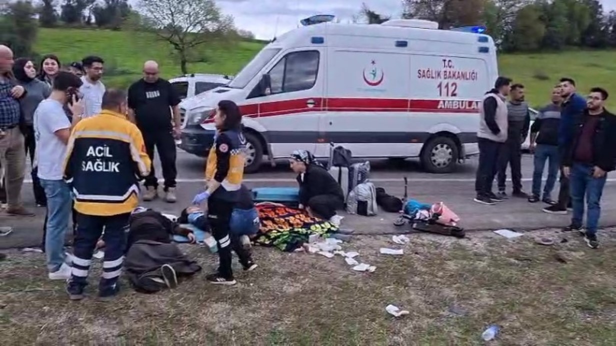 Bayram yolunda feci kaza: Otomobiller kafa kafaya çarpıştı, 7 kişi yaralandı