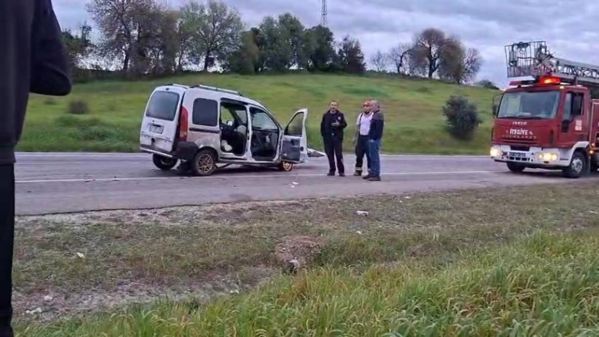 Bayram yolunda feci kaza: Otomobiller kafa kafaya çarpıştı, 7 kişi yaralandı