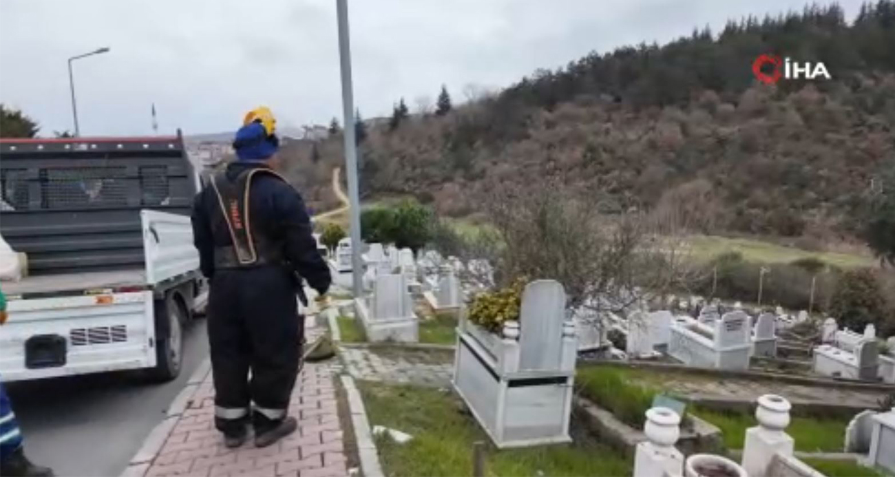 Arnavutköy’de bayram öncesi mezarlıklar temizlenerek ziyarete hazır hale getirildi