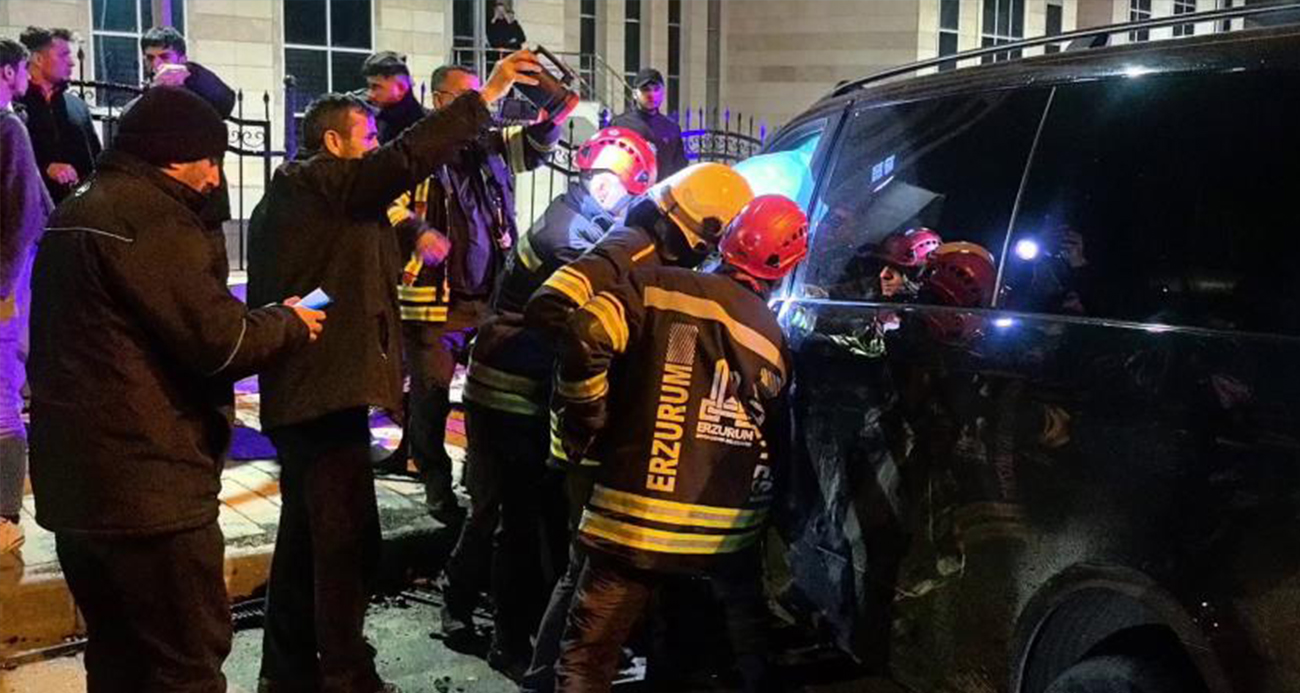 Erzurum’da feci kaza: Kavşak adeta savaş alanına döndü