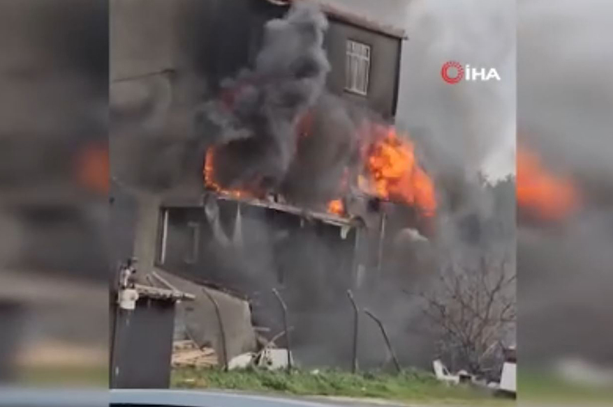 Büyükçekmece’de 3 katlı binada yangın paniği