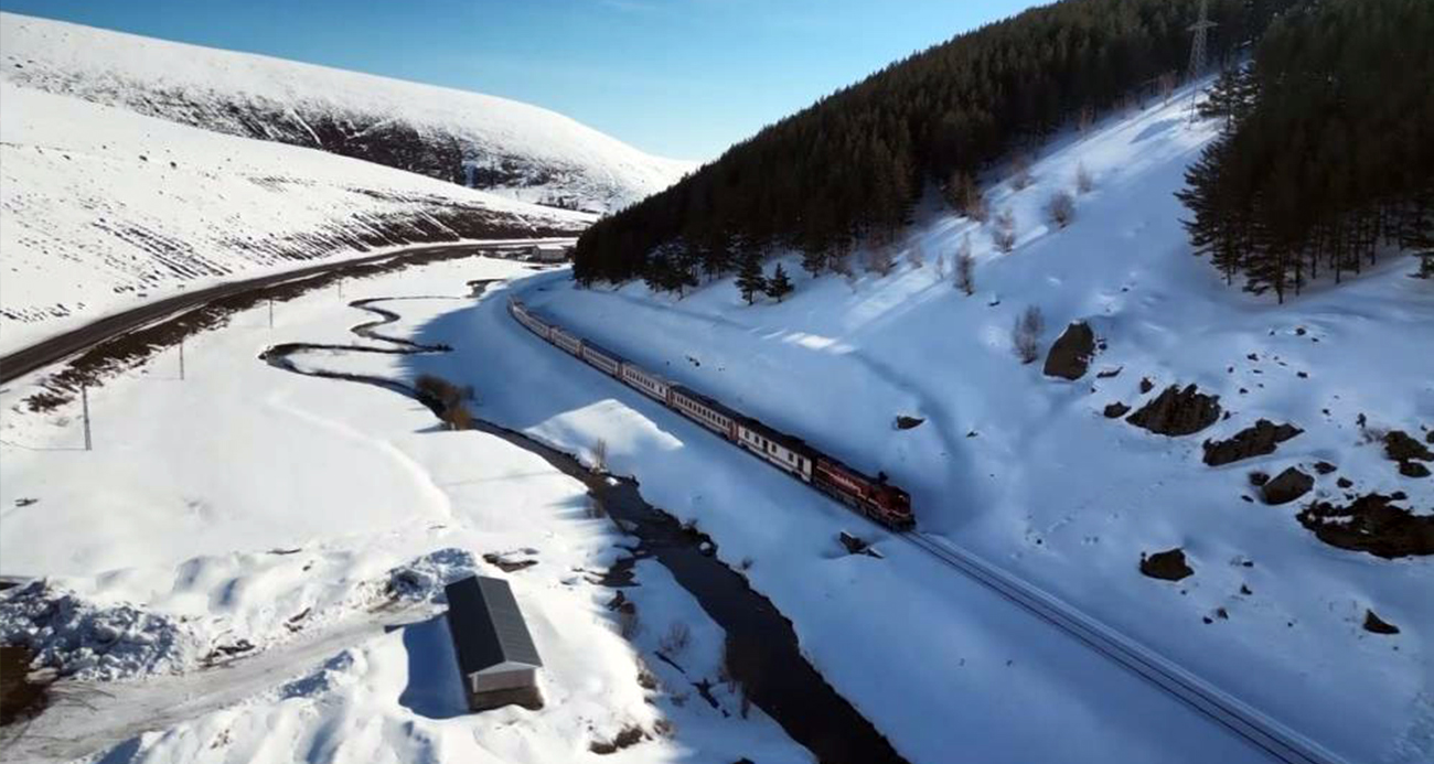 Kars'ta Ramazan Bayramı tatiliyle birlikte Doğu Ekspresi'ne olan ilgi yoğunlaştı. Bayram tatilini farklı bir deneyimle geçirmek isteyen vatandaşlar, masalsı manzaralar eşliğinde tren yolculuğunu tercih ederek Ankara'ya doğru yola çıktı.