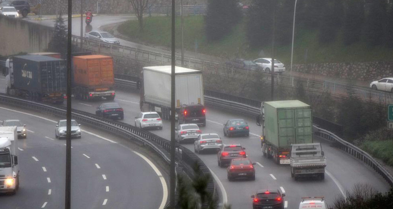Ramazan Bayramı tatili için yola çıkan sürücüler TEM Otoyolu'nun Kocaeli geçişinde yoğunluk oluşturmaya başladı.