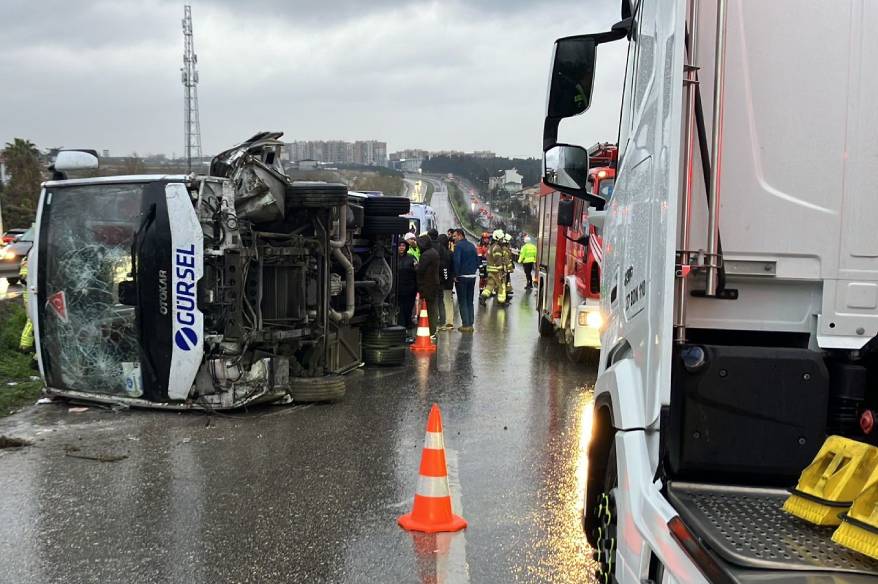 Büyükçekmece’de işçi servisi devrildi: 1 ölü, 9 yaralı