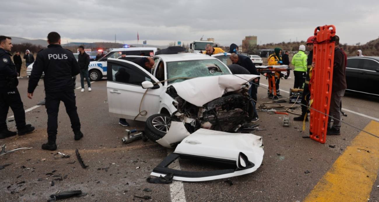 Nevşehir’de meydana gelen zincirleme trafik kazasında 2 kişi hayatını kaybetti, 2’si ağır 7 kişi yaralandı.