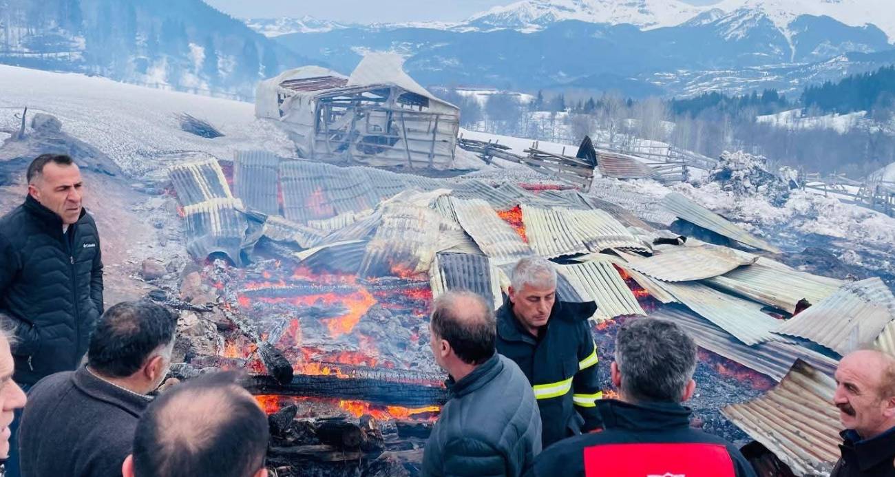 Şavşat’ta yangın: 1 ev, 2 ahır ve 2 ambar kül oldu