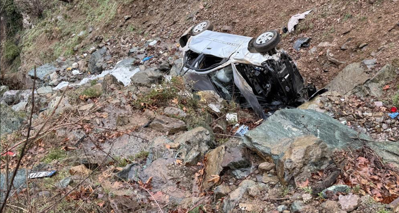 Osmaniye’nin Bahçe ilçesinde bayram namazına gitmek üzere yola çıkanların bulunduğu araç, sis nedeniyle kontrolden çıkarak dereye uçtu. Kazada 1 kişi hayatını kaybetti, 2 kişi yaralandı.