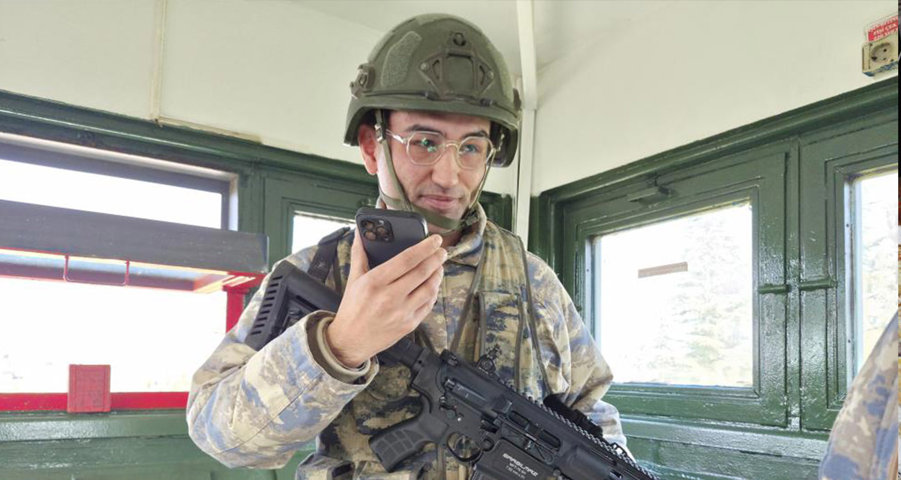 Eskişehir 1. Ana Jet Üssü'nde Ramazan Bayramı dolayısıyla komutanının bir askeri telefondan görüştürdüğü annesi sevincinden ağladı.