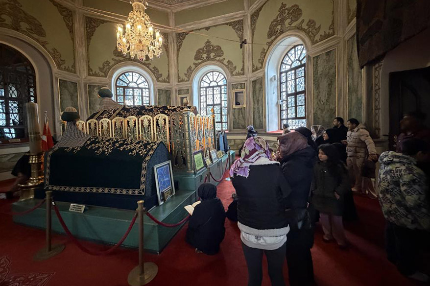 Emirsultan Türbesi’ndeki sakal-ı şerife ziyaretçi akını