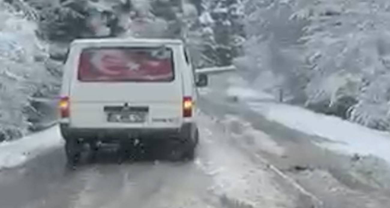 Kara hazırlıksız yakalanan sürücüler uzun araç kuyruğu oluştururken, kar lastiği olmayan bir araç yolda kaldı.