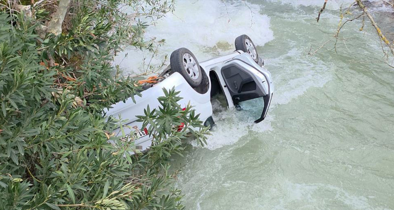 Dereye uçan otomobil suyla doldu
