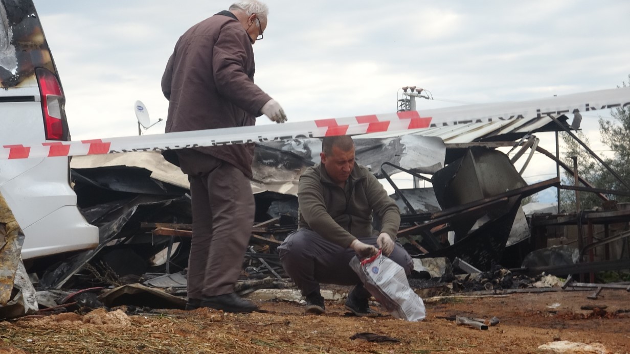 Antalya’nın Kepez ilçesinde sera işçilerinin kaldığı prefabrik yapıda çıkan yangında, aynı aileden 7 aylık hamile anne ile 5 çocuğunun hayatını kaybetmesinin ardından dumandan etkilenen baba ile oğlunun hastanedeki tedavisi sürerken, babanın çocuklarına yangından önce, "Yarın bayram, erken yatalım" dediği öğrenildi.