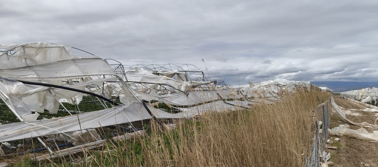 Silifke’de hortum seraları yerle bir etti