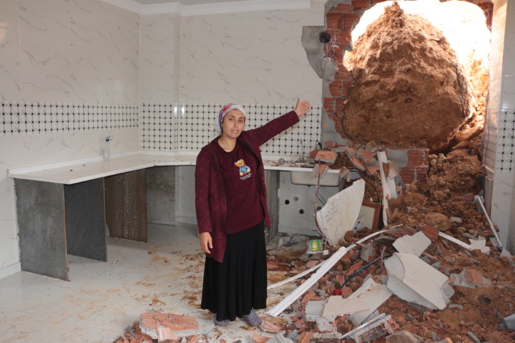 Cizre’de sağanak yağış heyelana neden oldu, dev kayalar evi yıktı