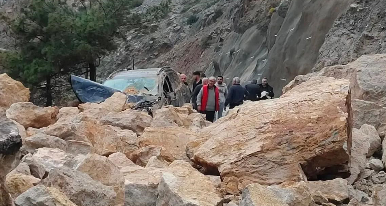 Mersin-Antalya karayolunda heyelan: Yol trafiğe kapandı, 1 yaralı