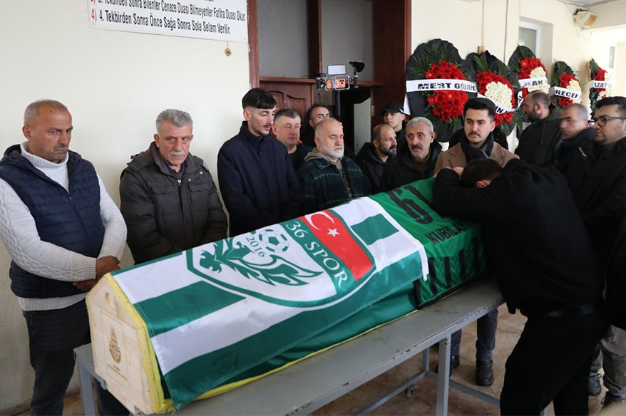 İstanbul’da cinayete kurban giden futbolcu genç son yolculuğuna uğurlandı