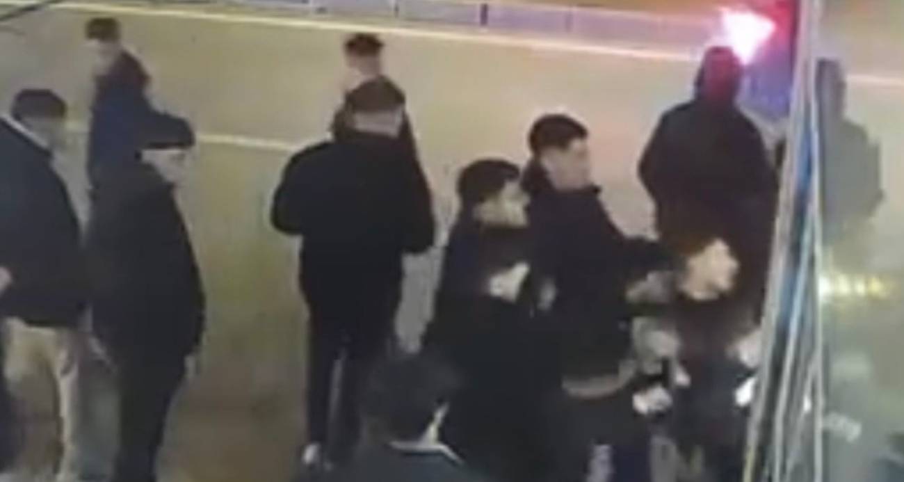 Konuşuyormuş gibi yapıp aniden yumruk attı