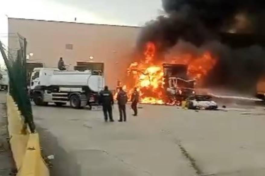 Sınırda korkutan patlama: Tır küle döndü