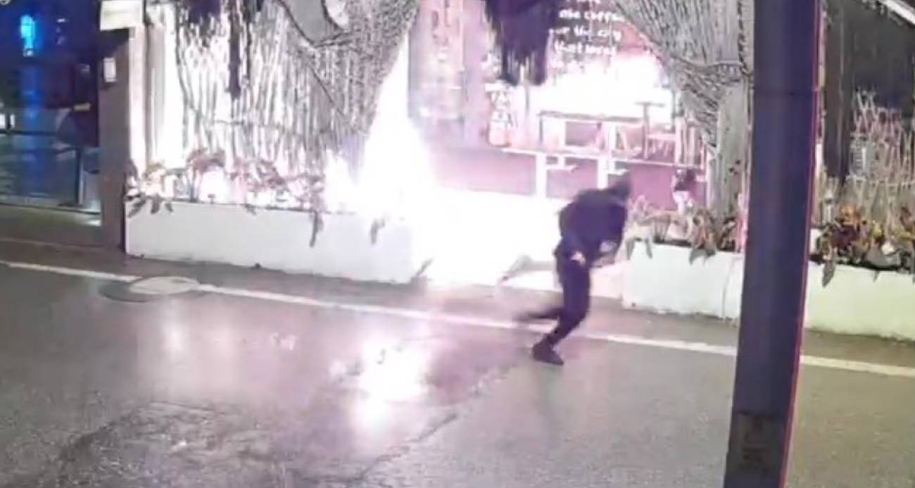 Kocaeli’nin İzmit ilçesinde kimliği belirsiz şüpheli, bir kafeyi ateşe verip kayıplara karıştı. O anlar güvenlik kamerasına yansıdı.