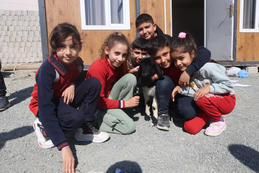 Annesi doğumda telef olan ’Boncuk’ kuzu, elbisesi ve biberonuyla ilgi odağı oldu