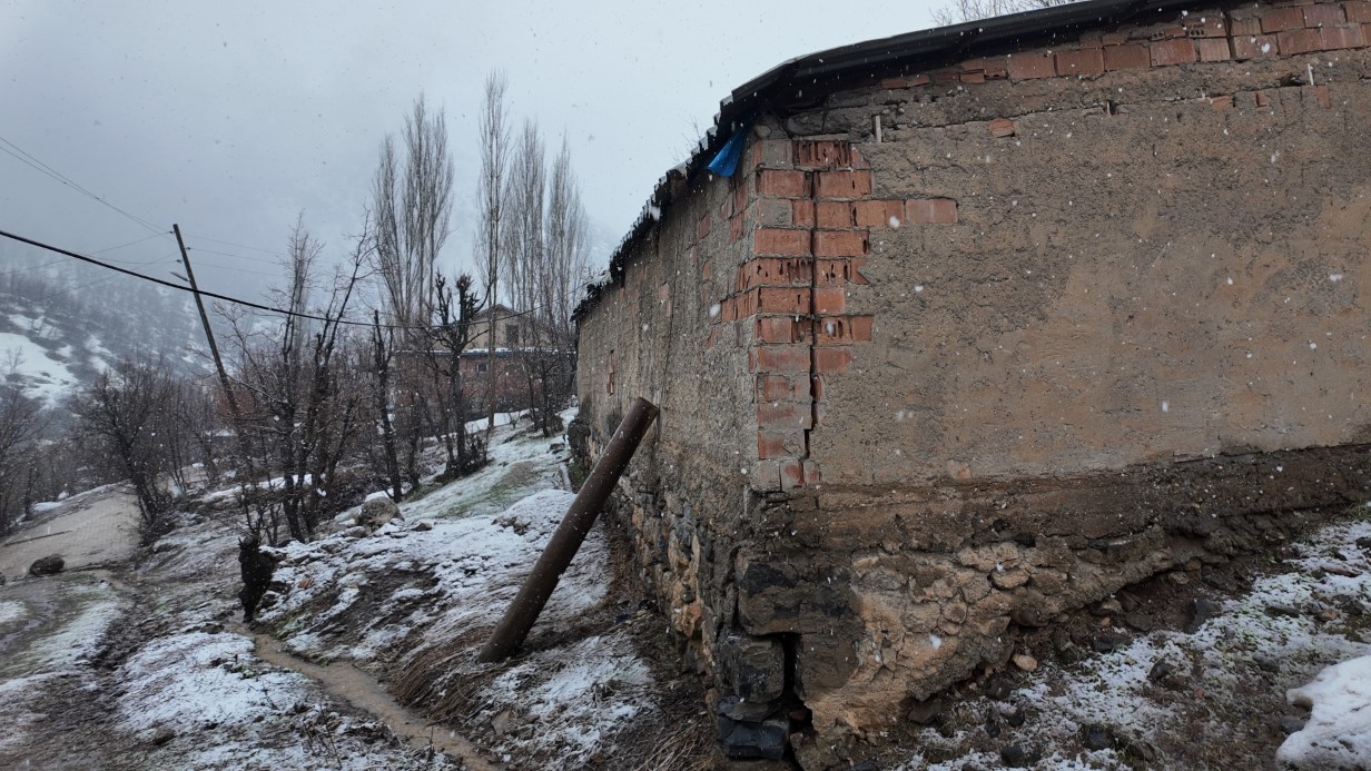 Şırnak’ta sağanak nedeniyle köyün bir bölümü çöktü evler boşaltıldı