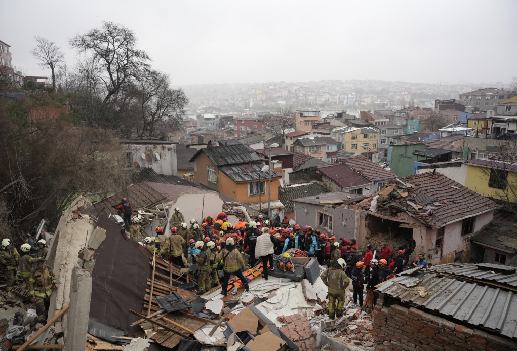 Fatih’te çöken binalarda enkaz altında kalanları kurtarılma çalışması devam ediyor