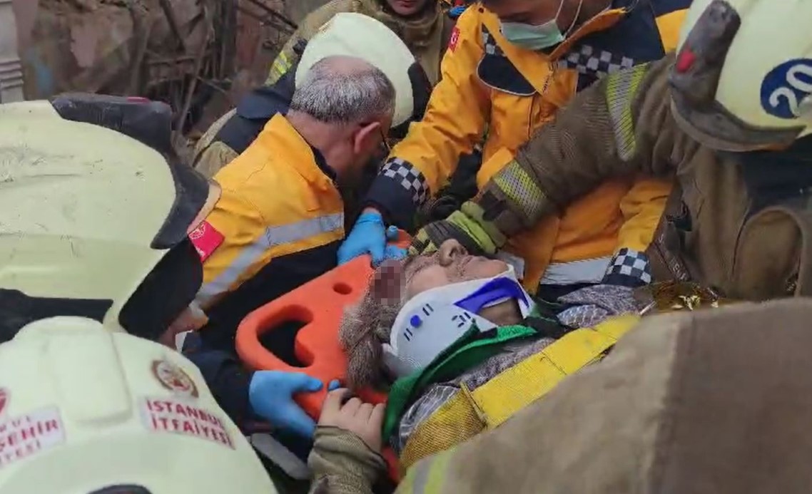 Fatih’te çöken binanın altında kalanların çıkarılma anı kamerada