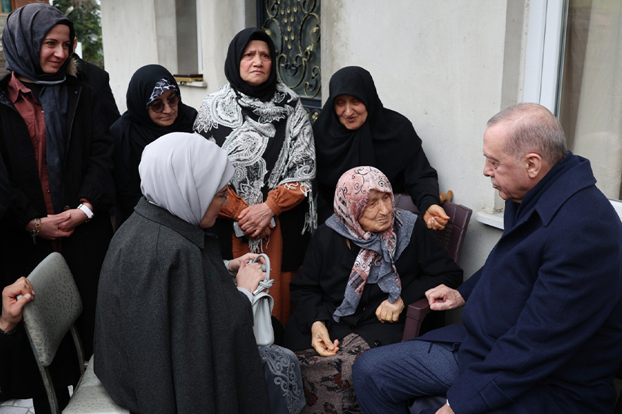 Cumhurbaşkanı Erdoğan, Rize’de komşularıyla bayramlaştı