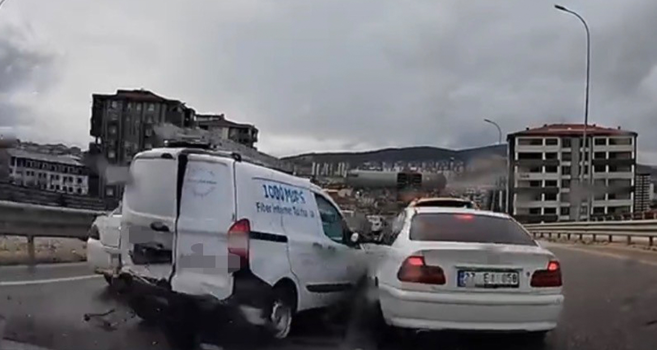 Kontrolden çıkan araç, önündeki 4 araca çarptı: O anlar kamerada
