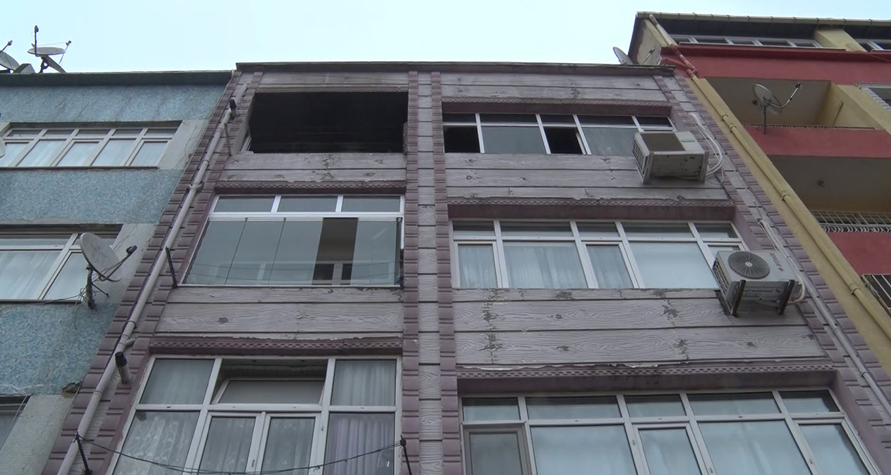 İstanbul Fatih’te bir şahıs, tartıştığı eşini öldürdükten sonra evi ateşe verdi. Olay yerinden kaçan şüpheli, polis ekipleri tarafından yakalandı.