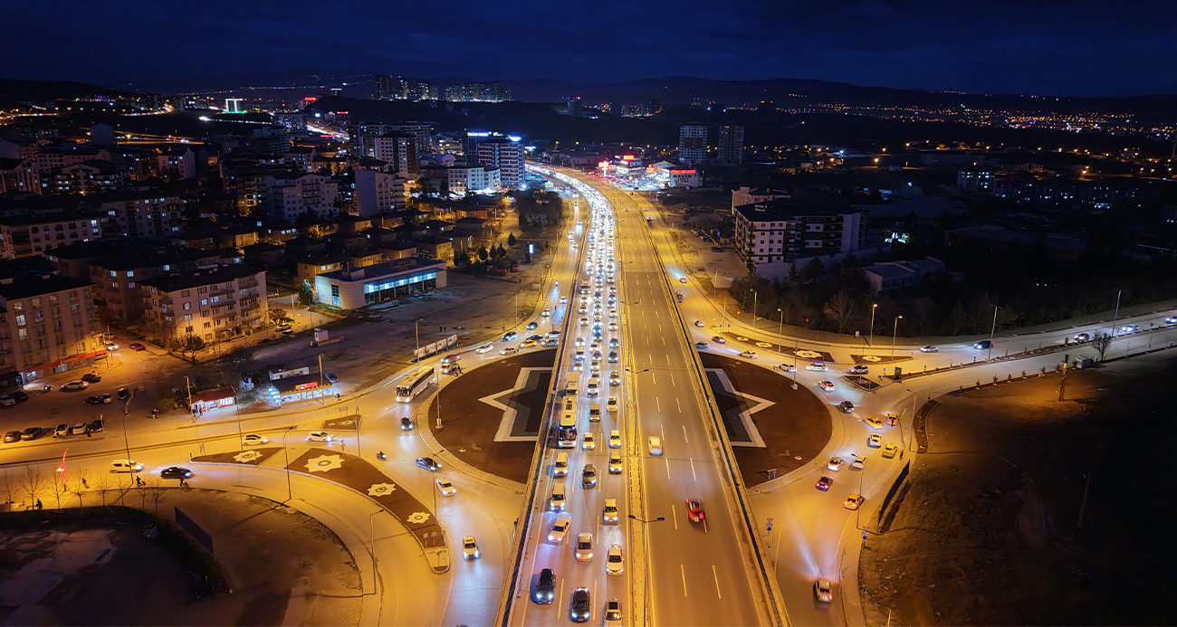 Kontrolden çıkan araç, önündeki 4 araca çarptı: O anlar kamerada