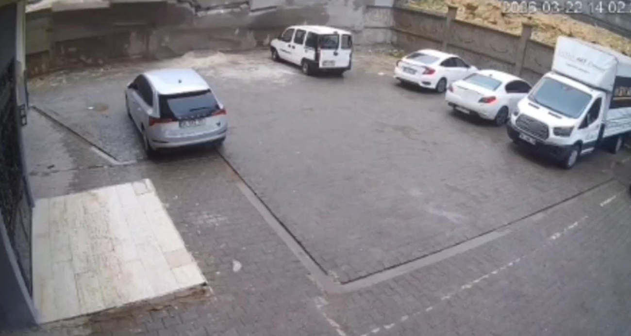 Kontrolden çıkan araç, önündeki 4 araca çarptı: O anlar kamerada