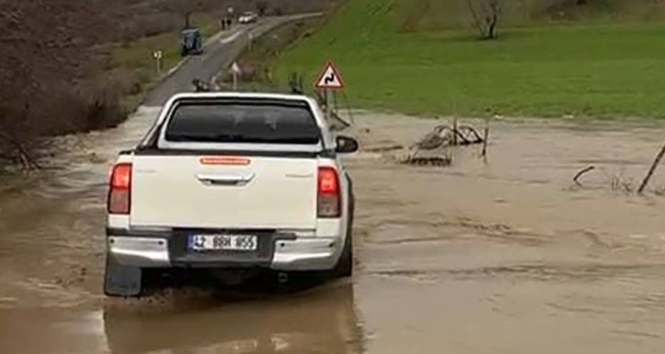İlçeye bağlı Budak köyüne mezarlık ziyareti için giden vatandaşlar, yolların ve köprünün su altında kalması nedeniyle mahsur kaldı.