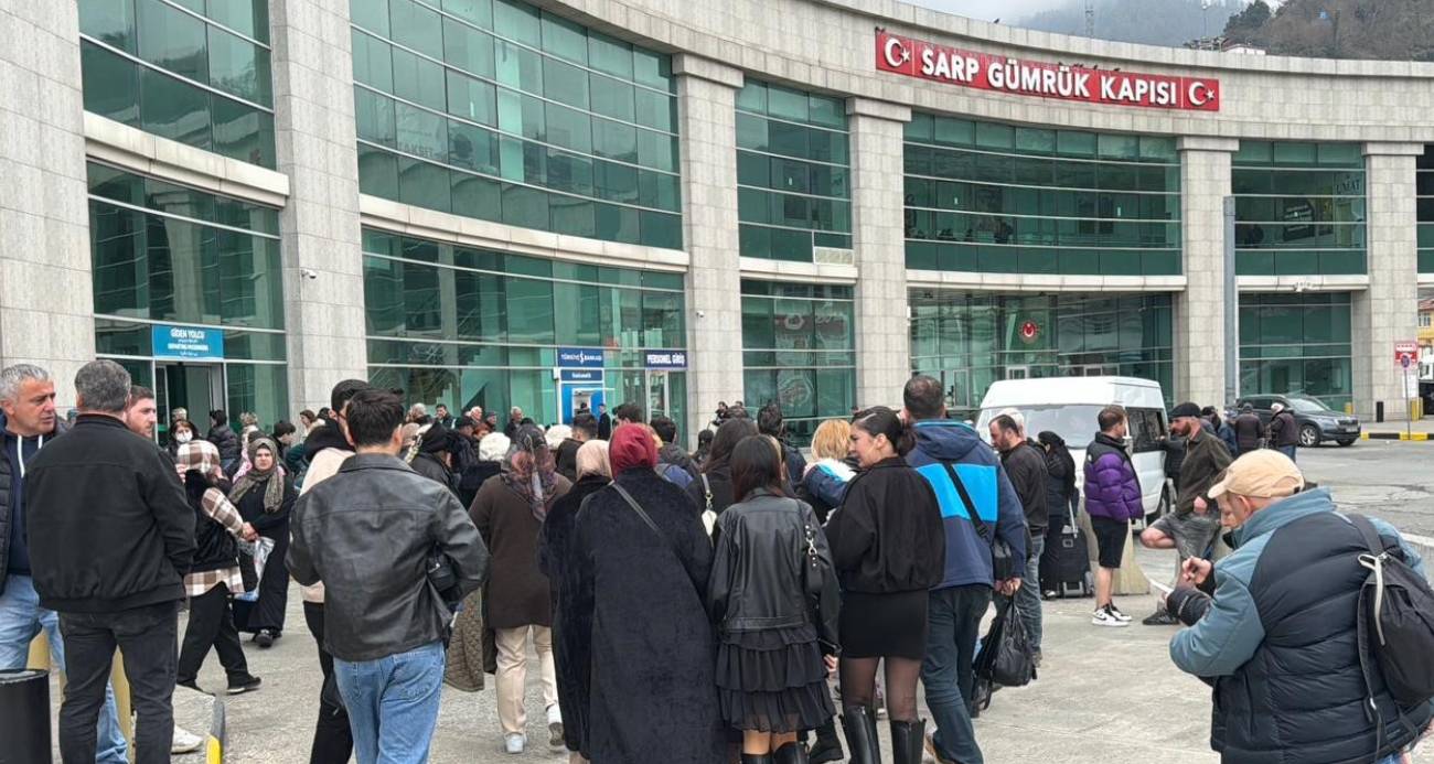 Ramazan Bayramı tatilini yurt dışında geçirmek isteyen vatandaşlar, Sarp Sınır Kapısı’nda yoğunluğa neden oldu. Bayram tatilini fırsat bilen çok sayıda kişi Gürcistan’a geçiş yapmak için sınır kapısına akın etti.