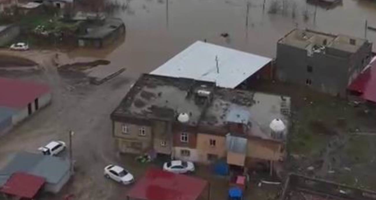 Diyarbakır’ın Kocaköy ilçesinde sağanak yağış nedeni ile dereler taştı, bazı yerleşim yerlerini su bastı.